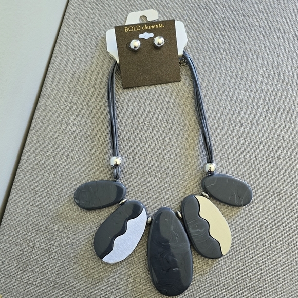 Bold Element Cato Women Gray Silver Marble Resin Statement Necklace Earrings Set - Picture 1 of 3
